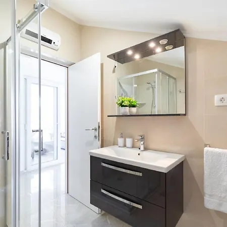 Dragojevic - Two Bedroom With Terrace And Sea View דירה *